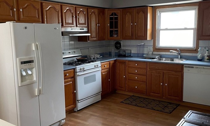 Alden Manor Apartment | Spacious 3 bed unit in the heart of Elmont. Fully renovated with new furniture.