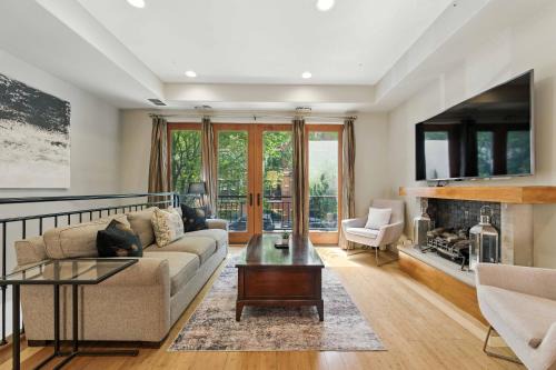 West Loop House | Spacious 3-Bed West Loop Townhouse, 1 Car Garage townhouse