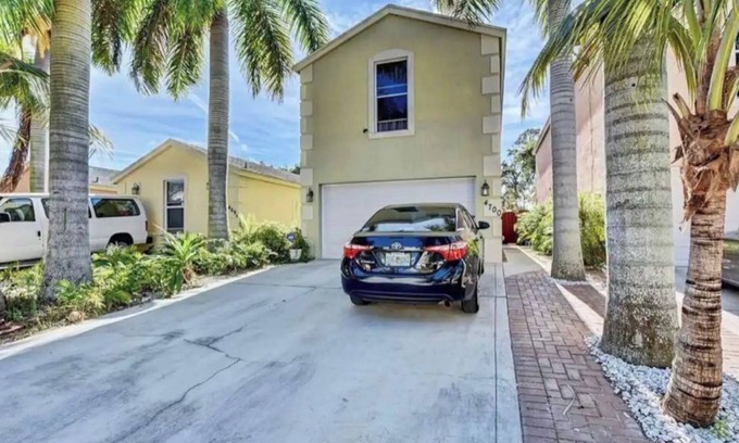 Lake Worth Corridor House | Spacious 3 bedroom 2.5 bath House in lake worth