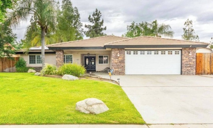 Greenacres House | Spacious 3-bedroom house with pool in a peaceful area in Bakersfield.