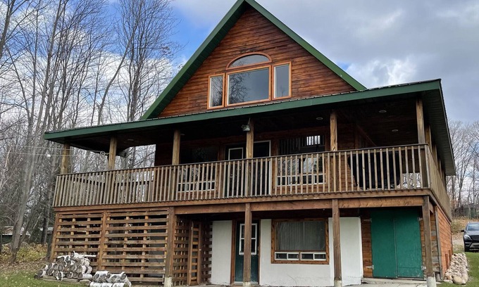 Bonfield Cottage | Spacious 3 Bedroom Waterfront Cottage on Lake Nosbonsing in Bonfield