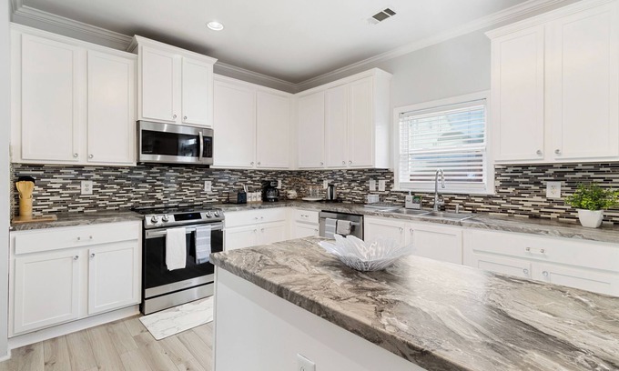 Union City House | Spacious 3 level house, 7bedrooms 4 baths in Union City