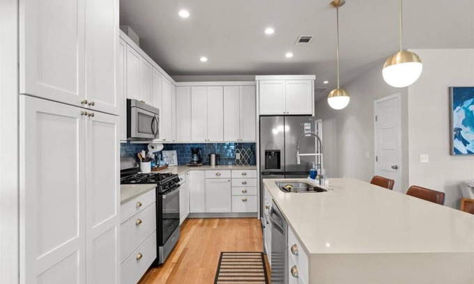 East MLK House | Spacious 3BR Getaway w Free Parking Pet Friendly!