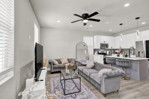 Humble House | Spacious 3BR Home w Yard, Smart TV Parking