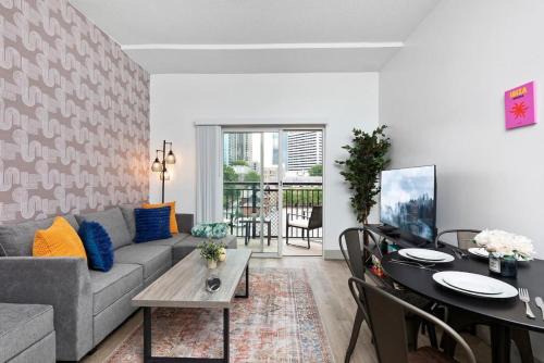 Charlotte Center City Apartment | Spacious 4 Bed - 2 Mins to Stadium - Free Parking - Gym - Views