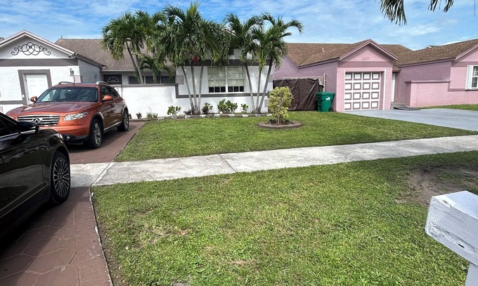 Miami Gardens House | Spacious 4 bedroom house with a sofa-bed in wonderful Miami Gardens with AC.