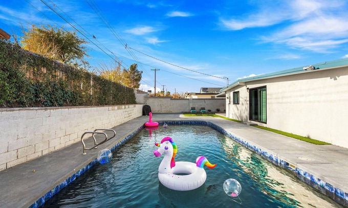 Winchester House | Spacious 4-bedroom house with Pool, BBQ, Near Strip/Downtown