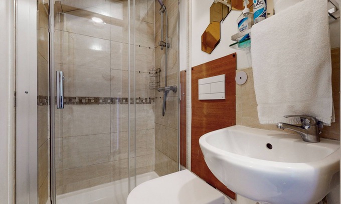 Whitechapel House | Spacious 4 bedroom home with garden in Shadwell