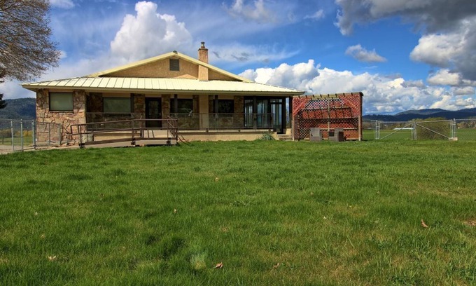 Chewelah House | Spacious 4-bedroom house that sleeps 15- 14 Min to 49 North Mountain Resort