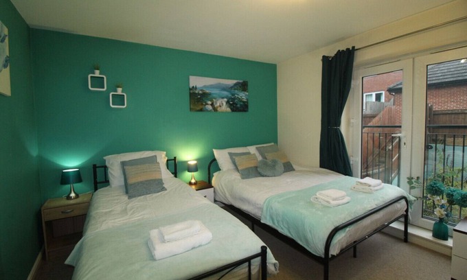 Ault Hucknall House | Spacious 4 bedroom town house