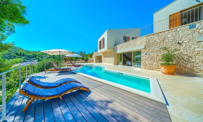 Cove Makarac (Milna) Villa | Spacious 4-Bedroom Villa for 8, with pool and sea views