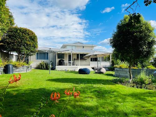 Taupo House | Spacious 4 brm home with spa and large garden
