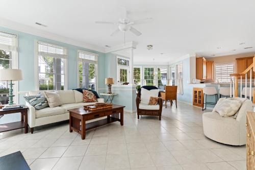 Bayside House | Spacious 4BR Home Pools Bikes Balcony