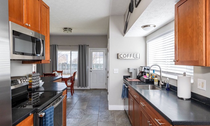 Englewood House | Spacious 4BR - King Bed - Near I-70