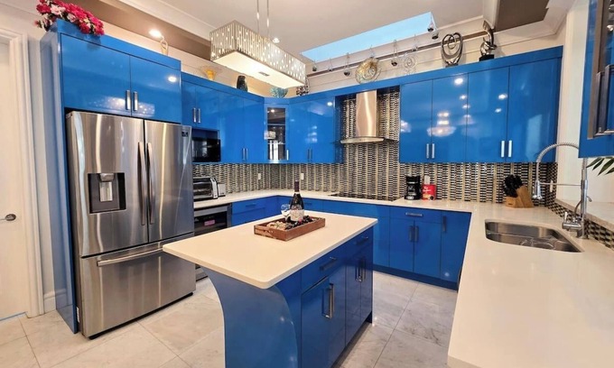 Fraserview House | Spacious 5 Bed Home with Spa & Wellness Amenities