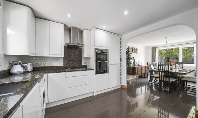 Larkfield House | Spacious 5-Bed House in Aylesford