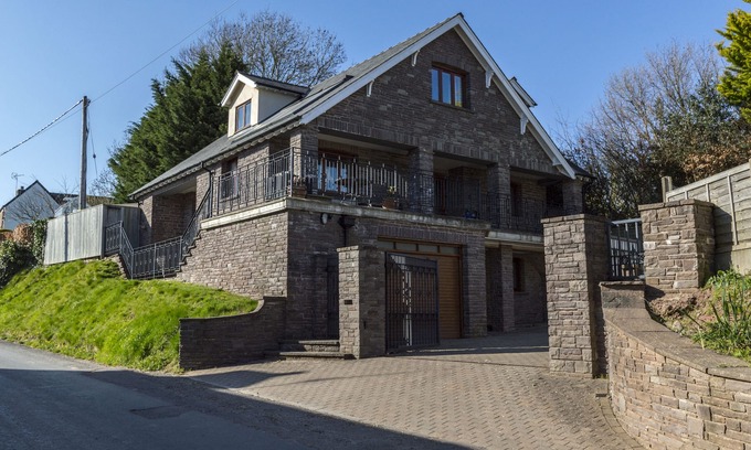 Kentchurch House | Spacious 5 bed property with hot tub/sauna situated in picturesque Grosmont