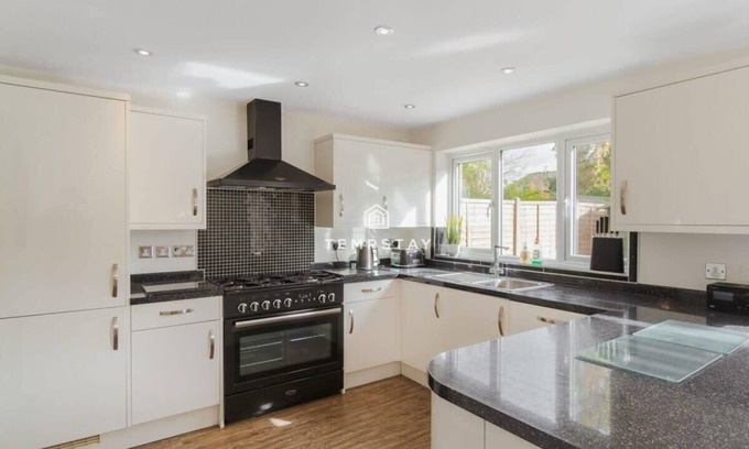 Sunninghill House | Spacious 5 bed Sunninghill with driveway parking