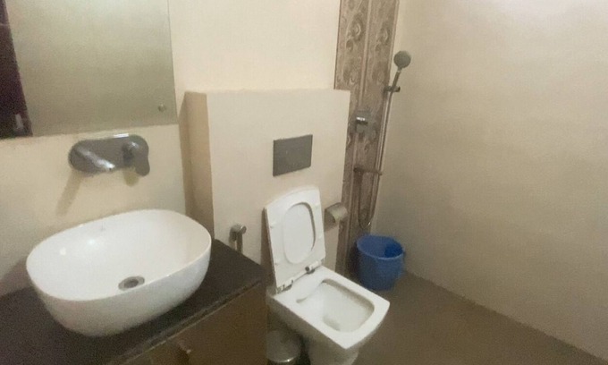 Sarita Vihar Apartment | Spacious 5-bedroom apartment with WiFi, AC in lovely New Delhi