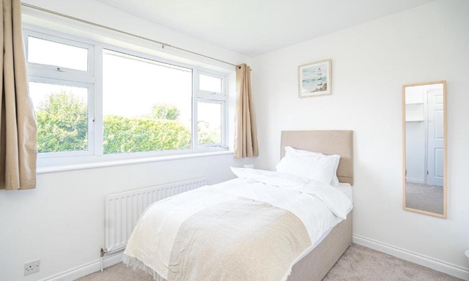 Wolverhampton House | Spacious 5 Bedroom House - Sleeps 7 - 3-Car Driveway - Work - Leisure