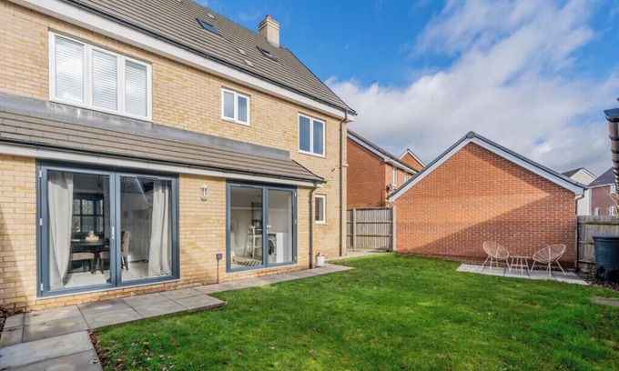 Bletchley House | Spacious 5-bedroom house with free parking, garden, and Cinema room with Netflix