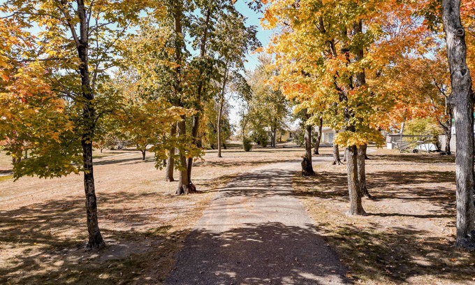 Battle Lake House | Spacious 5-bedroom house on Deer Lake, with Amazing Sunsets and View of the Lake