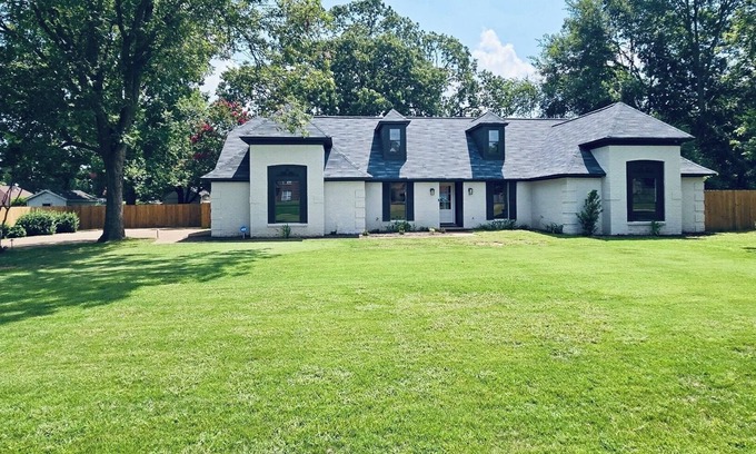 Southwind House | Spacious 5-bedroom vacation home just 19 minutes from Graceland