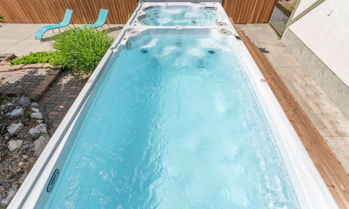 East Kootenay House | SPACIOUS 5 Br + 5 Br | Private HEATED Pool & Hot Tub | 1-minute WALK to Beach