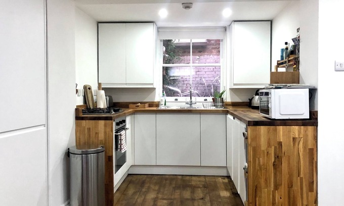 Weavers Apartment | Spacious 50 sq mtr Shoreditch studio and patio in a charming Georgian house.