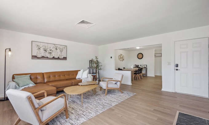 SeaTac House | Spacious 5B2B home 5 min to airport with AC, Game Room, Sleeps 16