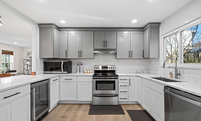 Fort Washington Villa | Spacious 6-bedroom with beautiful Garden for BBQ near Gaylor/MGM/National Harbor
