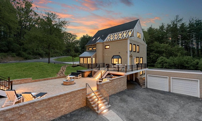 Hamilton House | Spacious 6-bedroom house in charming Waterford on 10 acres & Entertainment Room