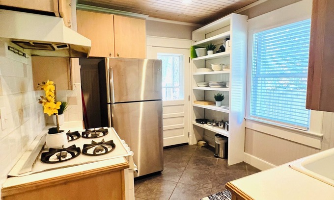 Westport House | Spacious 6-bedroom house 5 Min To KU Med, WiFi, AC