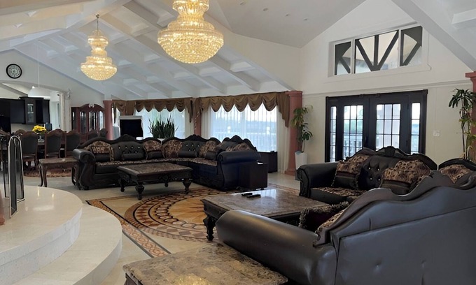 Kimber - Gomes Villa | Spacious 6000 sf 6-bedroom villa in lovely Fremont with private gate, and view