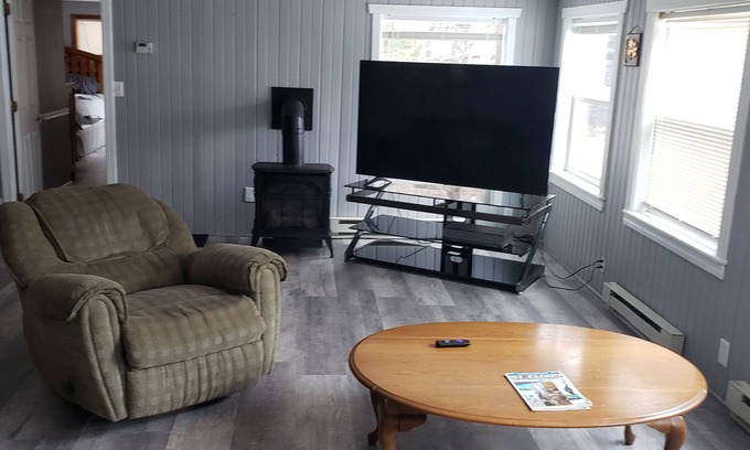 South Haven Cabin | Spacious 7-bedroom 2 cabin in awesome Annandale with WiFi, AC