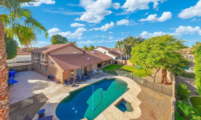 Paradise Park Vista House | SPACIOUS 7 bedroom/4 bath retreat with HEATED POOL & spa