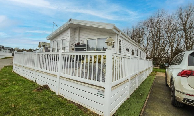 Hopton Cabin | Spacious 8 berth luxury lodge for hire at Broadland Sands in Suffolk ref 20033CV
