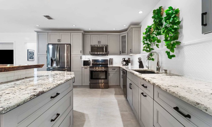 Davie Cottage | Spacious 8BR w/Guesthouse + Pool & Tons of Games