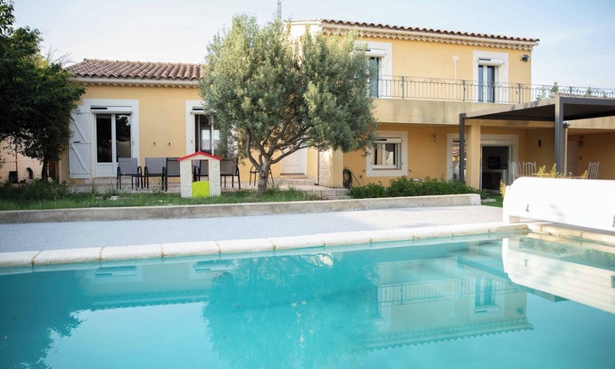 Serignan-du-Comtat Villa | Spacious air-conditioned villa with pool on enclosed garden for 8 to 10 people.
