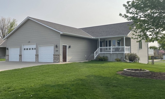 Hutchinson House | Spacious and beautiful 3,020 square foot 5-bedroom walkout