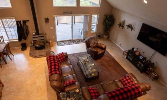 Gilchrist House | Spacious and beautiful 3-bedroom house in Crescent's gorgeous Two Rivers North