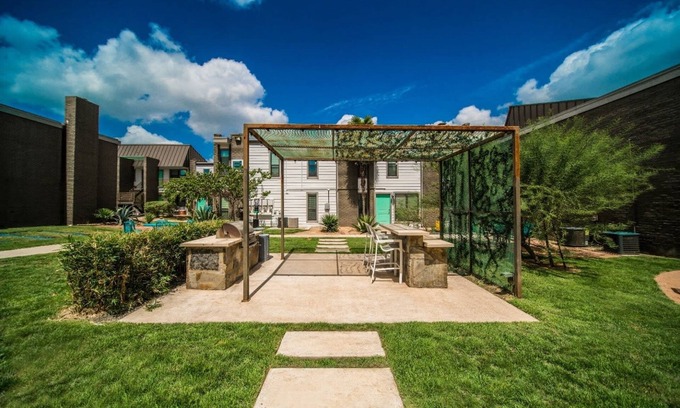 Riverside Apartment | Spacious and Chic King Bed 2BR Suite 5 Min to DT