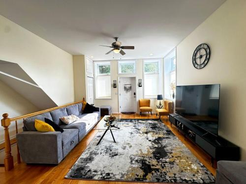West Town Apartment | Spacious and Modern 3BD 2BA Home- Garage Parking!