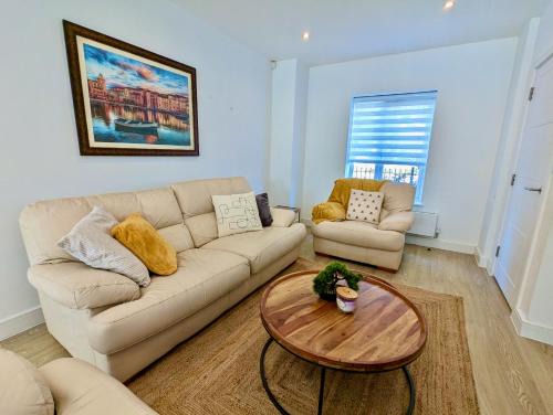 Offerton Apartment | Spacious and Modern Entire Home with Garden