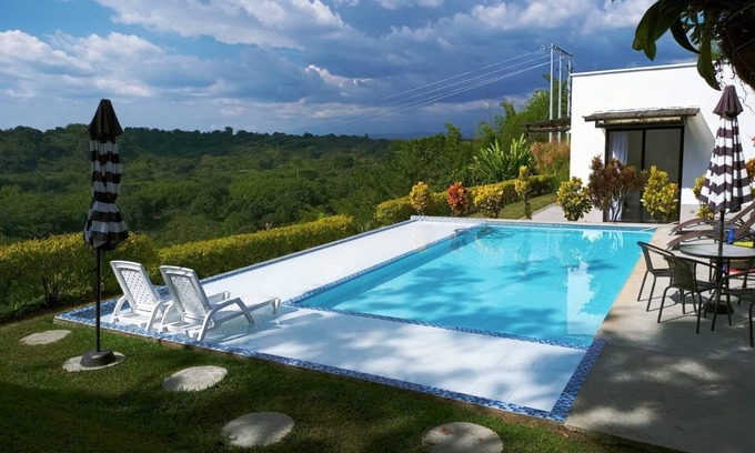 La Tebaida House | Spacious and Private Secluded Villa/Minutes to Parque Del Café/Salento