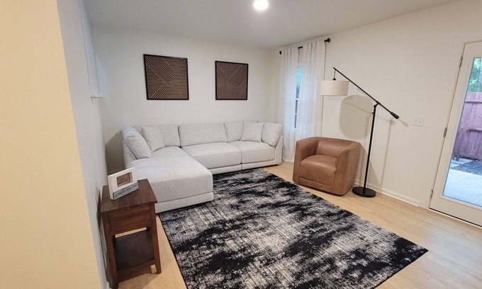 Drayton House | Spacious Apartment With 2-King Master Bedroom Suits