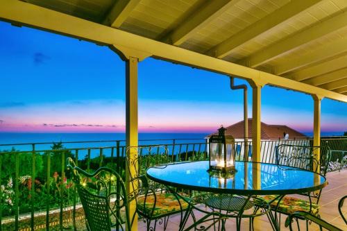 Tzamarelata Apartment | Spacious Apartment with Sea View in Tzamarelata - 90 m²