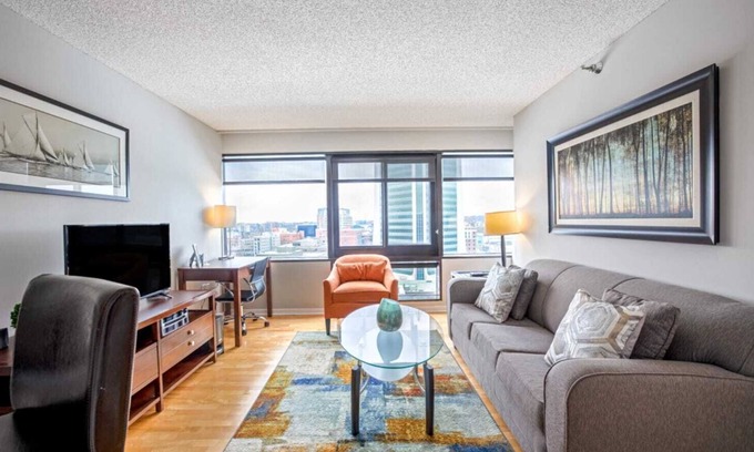 Downtown Apartment | Spacious Apt Downtown with Gym