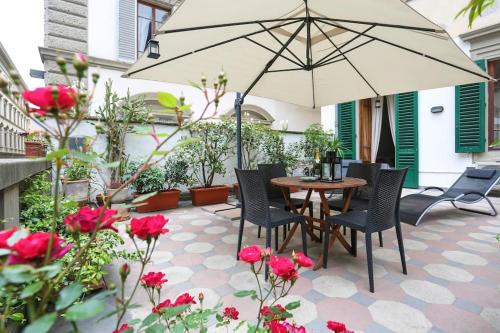 Duomo Apartment | Spacious & Bright, next to the Duomo of Florence, Michelangelo, with Patio