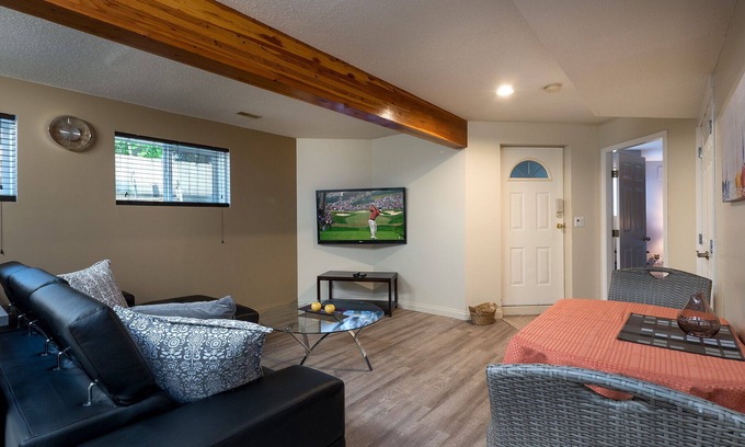 South Central Apartment | Spacious Bright Suite Licence 4087948